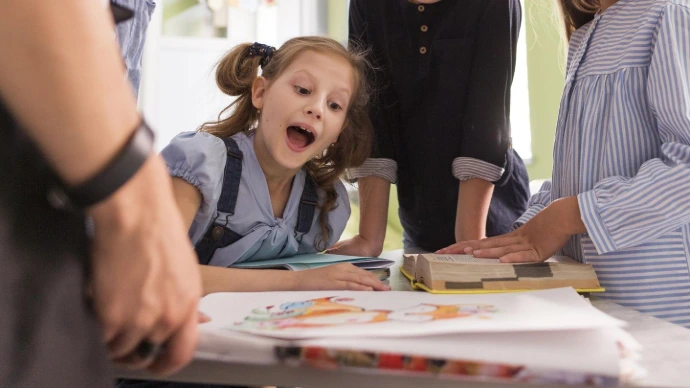 ბავშვები სწავლობენ ინგლისურ ენას